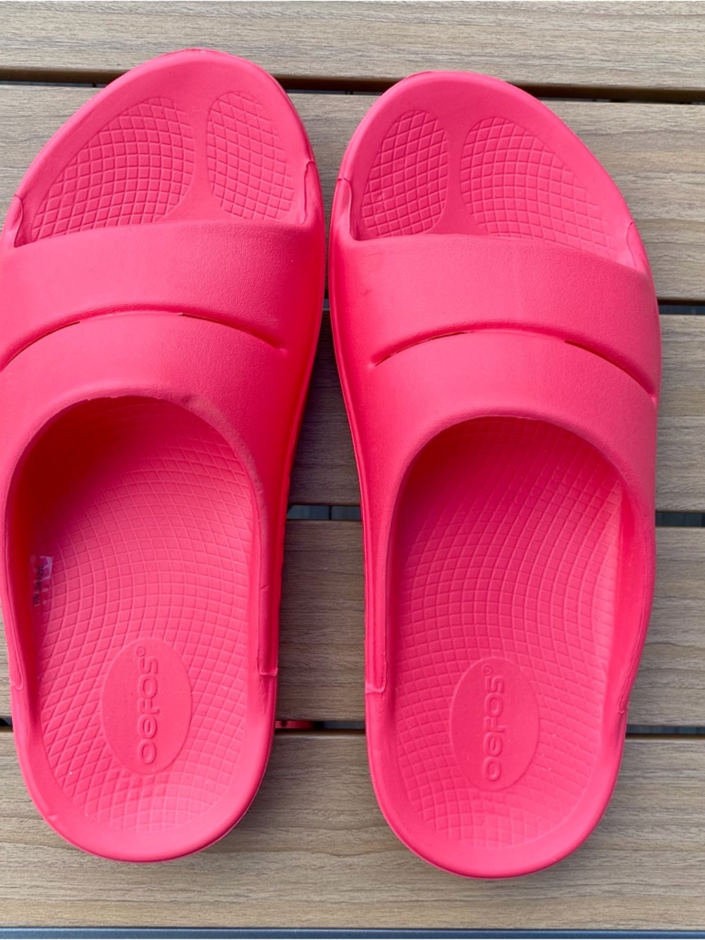 OOFOS Slide Sandals in Hot Pink